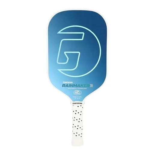 De Gamma Rainmaker 16 pickleball paddle, blauw met een witte greep en merklogo, liggend op een pickleballbaan.