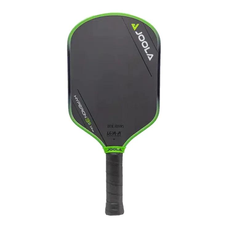 De JOOLA Ben Johns Hyperion 3S 14mm pickleball paddle, wit en zwart, met het JOOLA logo prominent in beeld op een dynamische achtergrond.