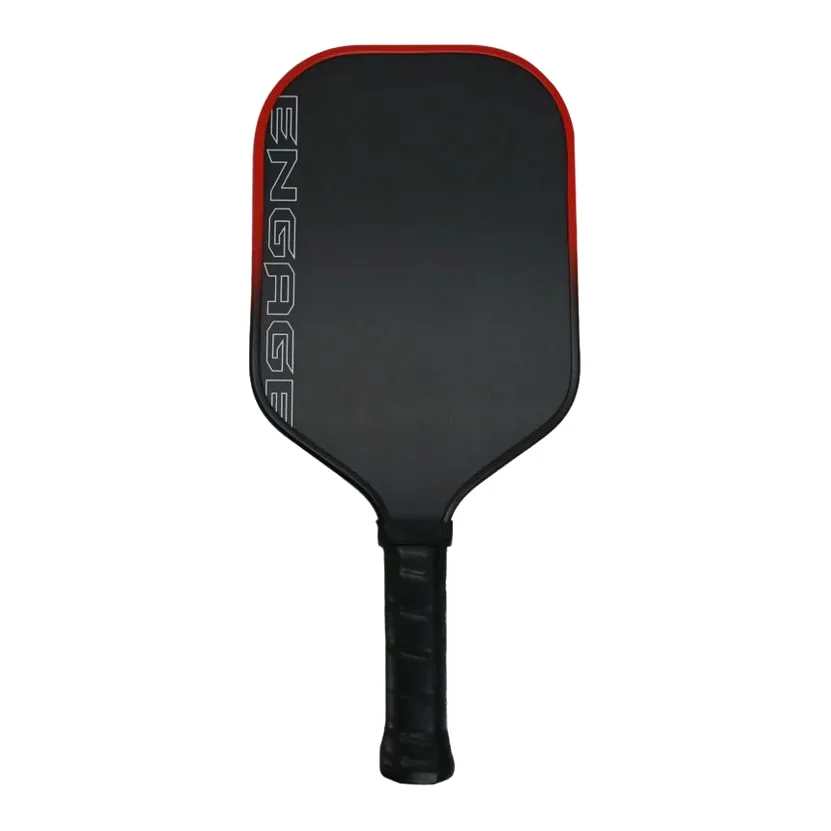 De Engage New Alpha Pickleball Paddle in een dynamische close-up, met nadruk op het carbon oppervlak en de grip.