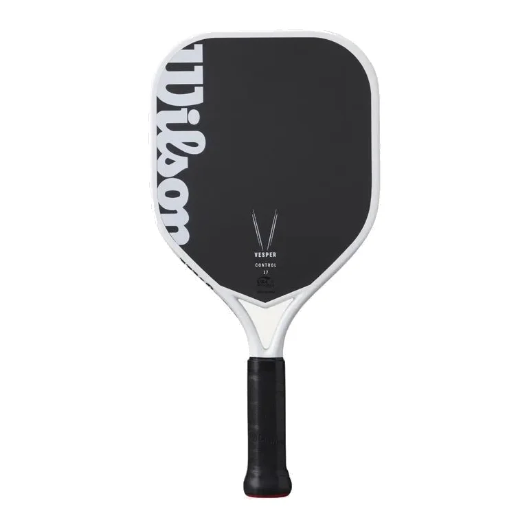 Close-up van de Wilson Vesper Control 17 pickleball paddle, met focus op het brede blad en de carbon textuur