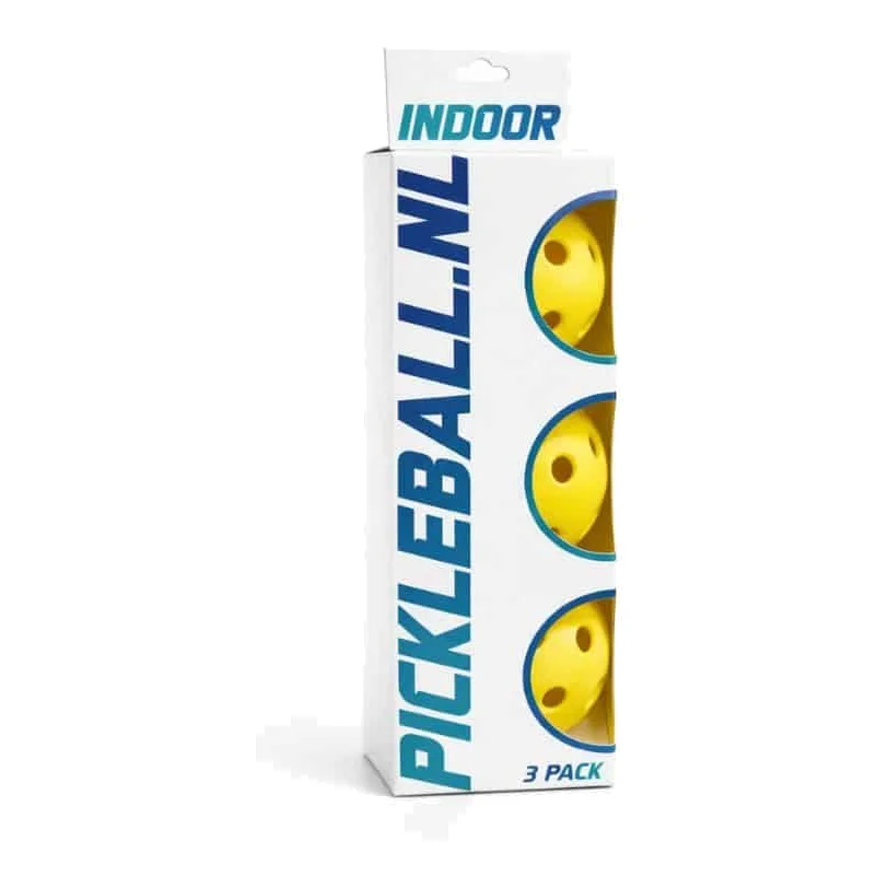 Drie felle gele pickleball ballen voor indoor gebruik, gestapeld en duidelijk zichtbaar