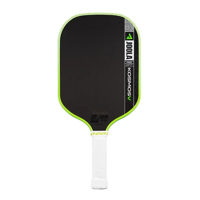 De Joola Kosmos Pro V 14mm pickleball paddle met een donkere, strakke uitstraling en gele accenten, liggend op een speelveld.