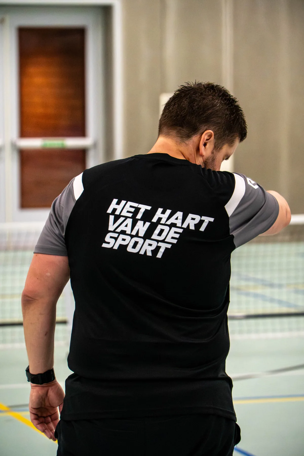 Speler doet een warming-up op de pickleballbaan in de sporthal