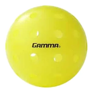 Set van drie heldergele Gamma outdoor pickleballballen met 40 gaten, klaar voor gebruik op de baan.