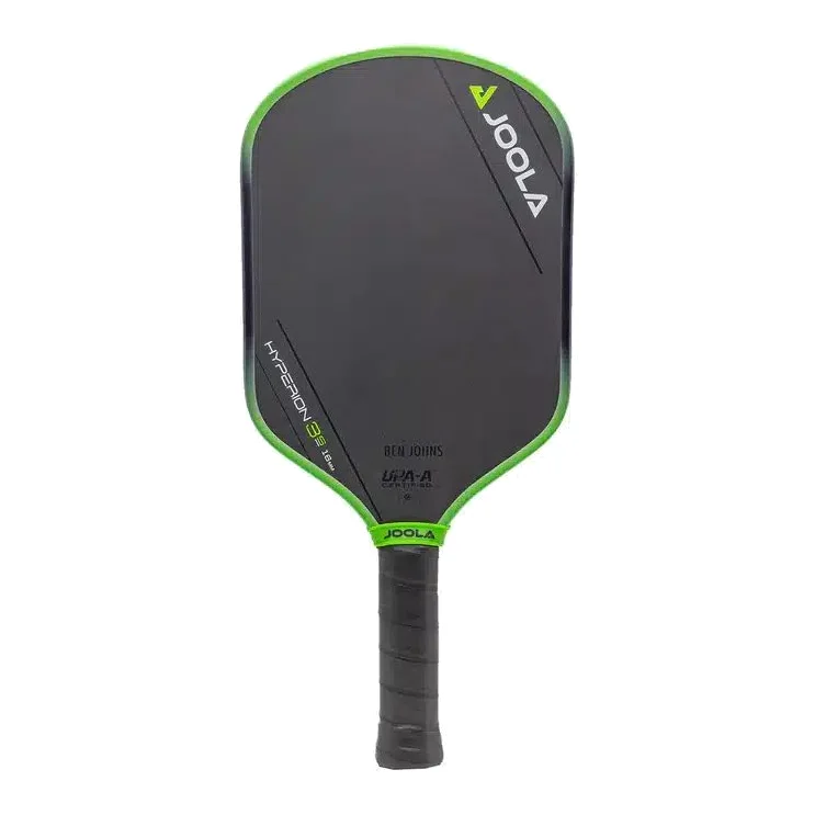 De JOOLA Ben Johns Hyperion 3S 16MM pickleball paddle in een neutrale kleur, duidelijk zichtbaar met zijn lange handvat.