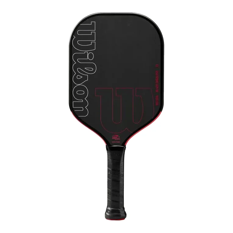 De Wilson Blaze Edgeless 13 pickleball paddle, getoond met zijn randloze, zwarte design en lang handvat, op een pickleballbaan.
