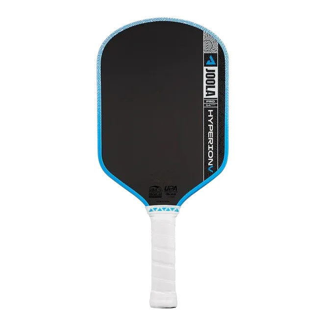 De JOOLA Ben Johns Hyperion Pro V 16mm pickleball paddle, zwart met rode en witte accenten, in een sportieve setting.