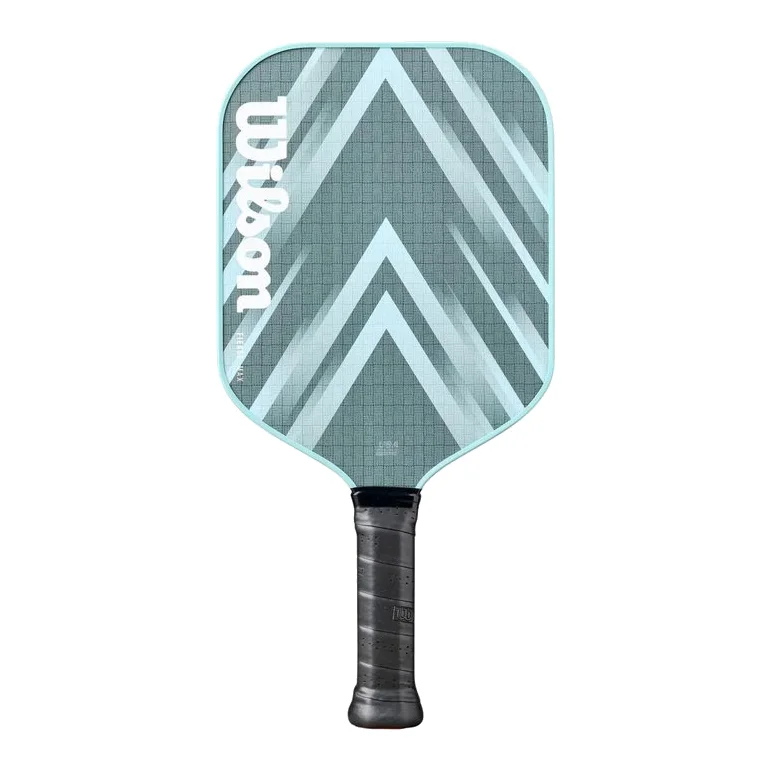 De Wilson Fierce Max V2 pickleball racket, grijs en geel, schuin gefotografeerd, met een sportieve uitstraling.