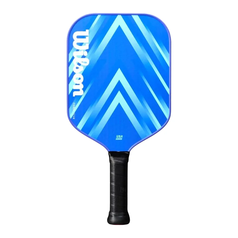 Blauw en wit Wilson Fierce Team V2 pickleball paddle op een neutrale achtergrond.