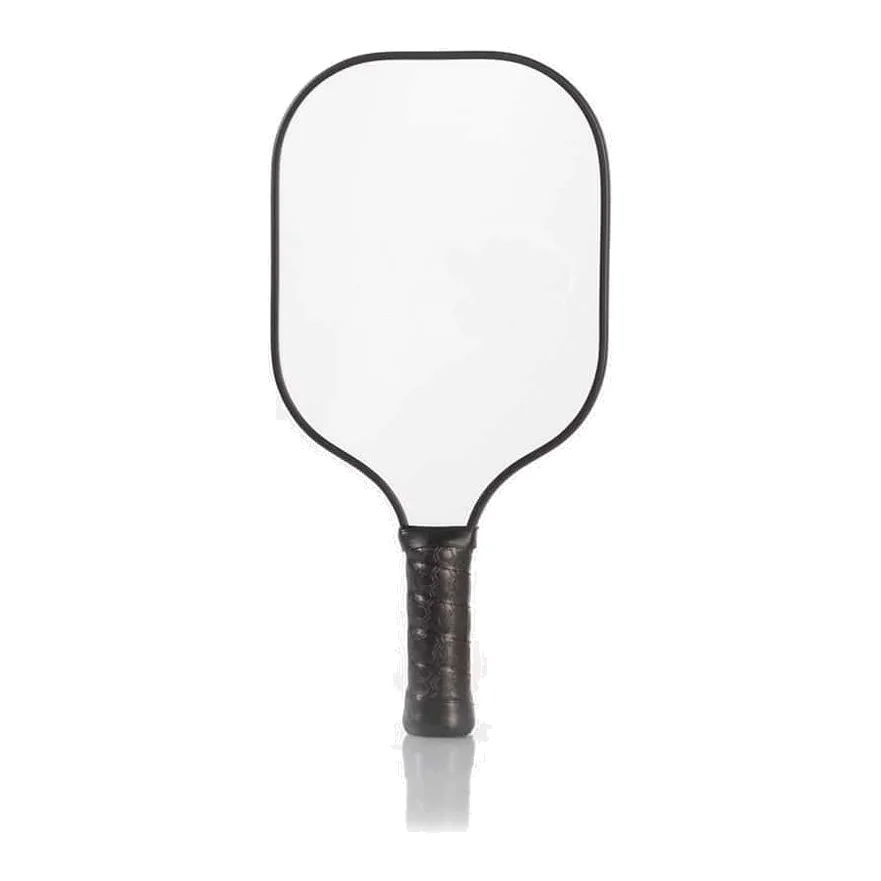 Witte pickleball paddle van Pickleball.nl met een strak design, liggend op een pickleballbaan