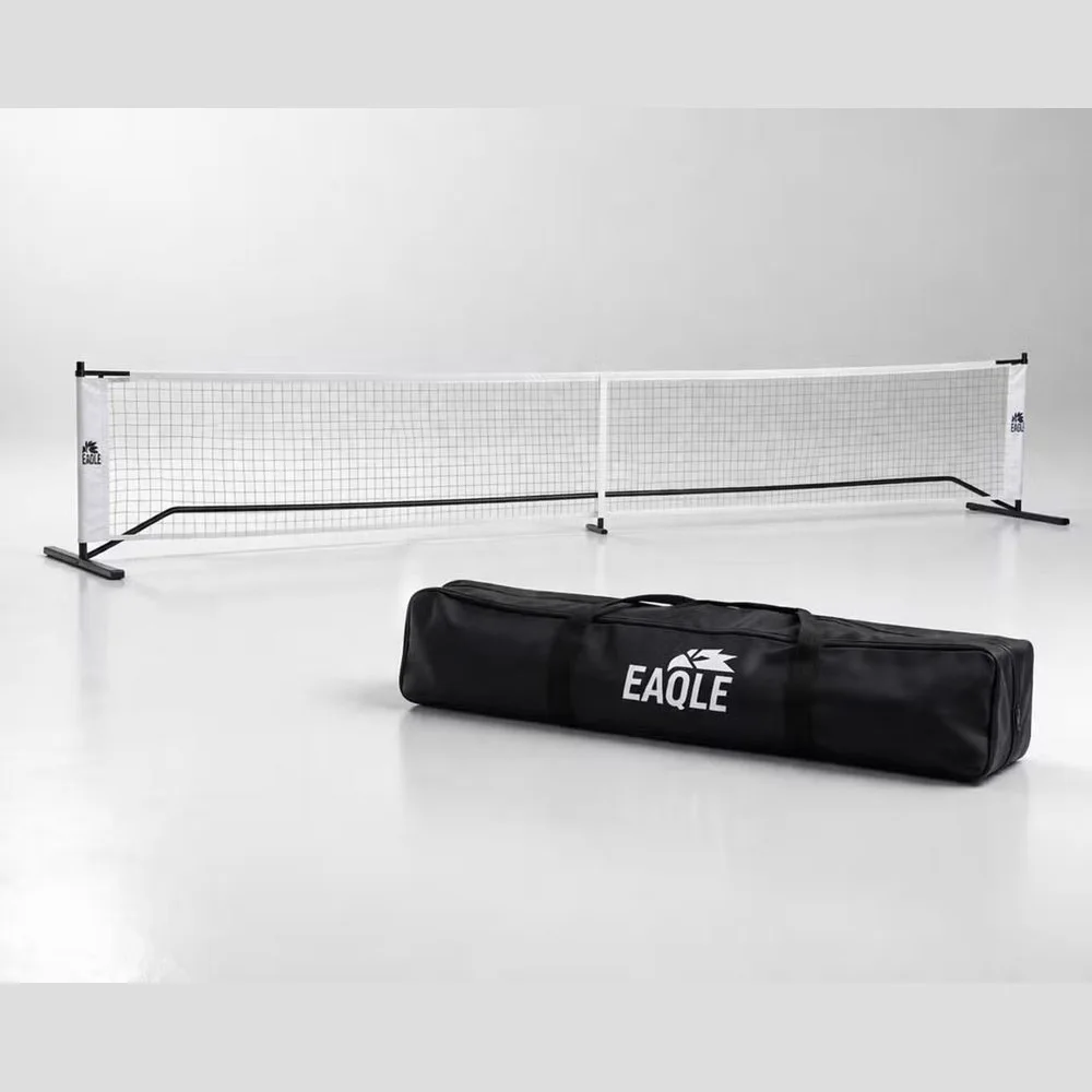 Eaqle pickleball net, een draagbaar en zwart net met een stalen frame, verpakt in een handige zwarte draagtas, klaar voor gebruik.