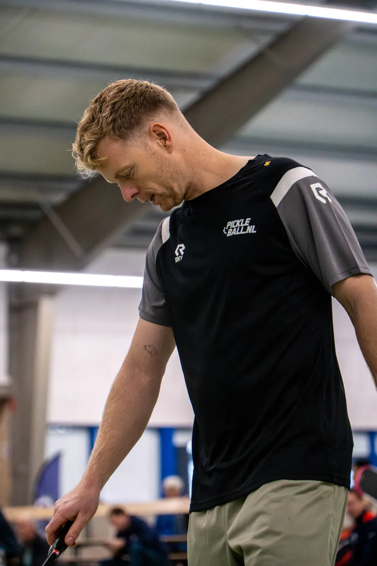 Trainer van Pickleball.be met pickleballpaddle tijdens een clinic