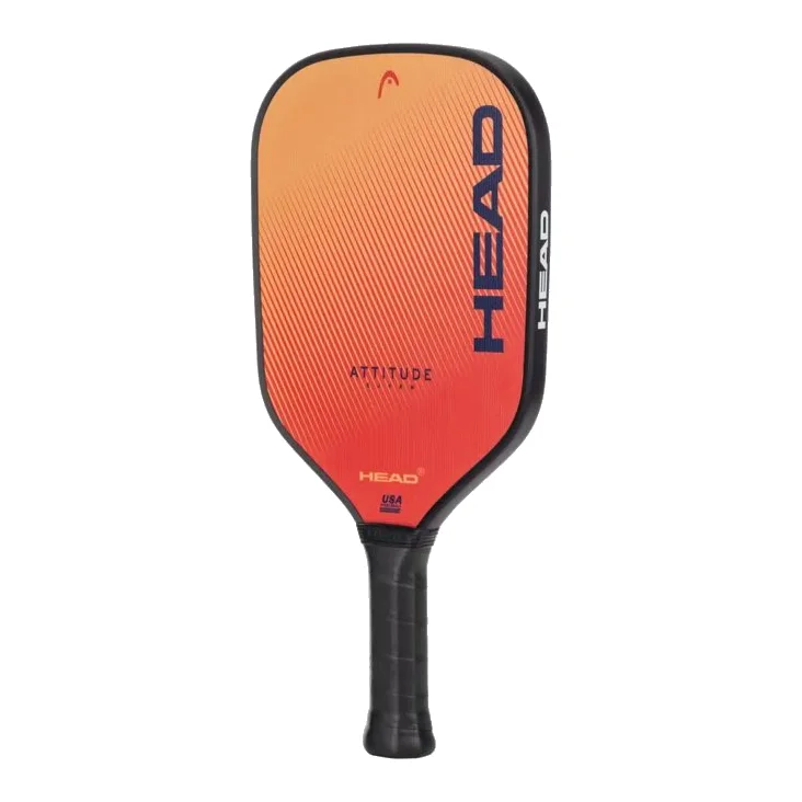 De groene en zwarte HEAD Attitude SUPRM pickleball paddle liggend op een pickleballbaan.