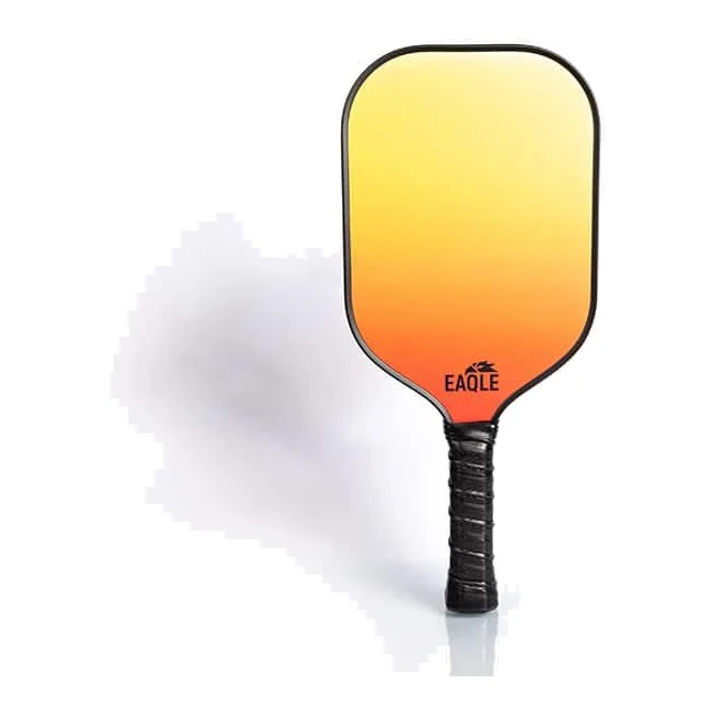 De Eaqle Control pickleball paddle in oranje kleur, liggend op een pickleballbaan met een bal ernaast.