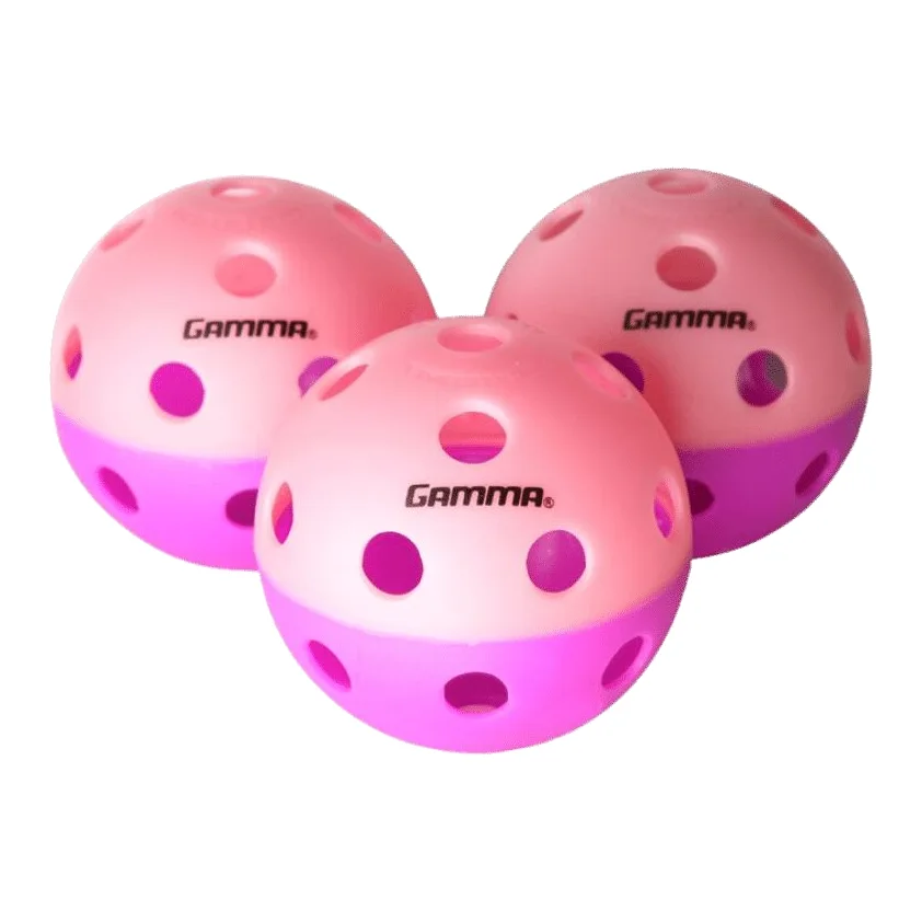 Drie roze Gamma Indoor pickleballen netjes gerangschikt, met duidelijk zichtbare gaten.