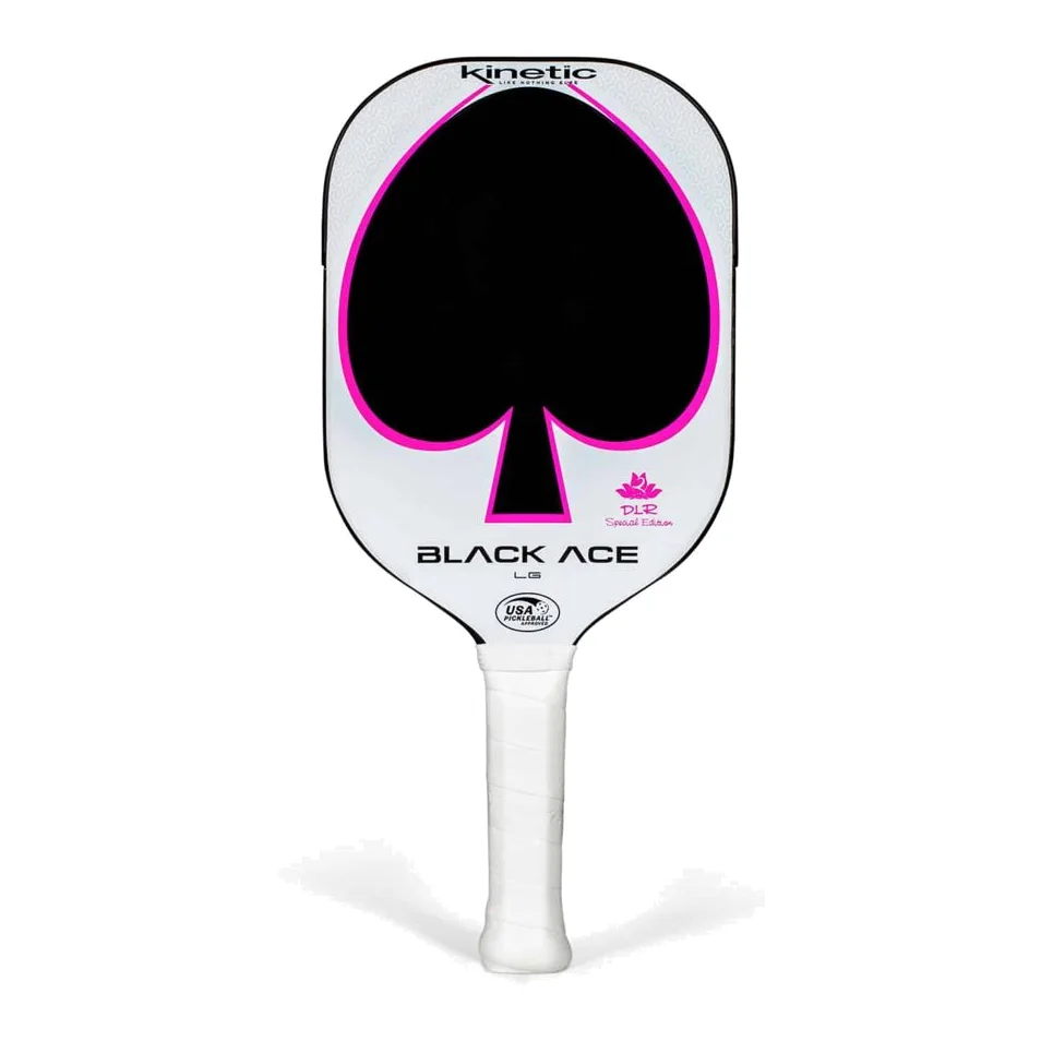 ProKennex Black Ace De la Rosa pickleball paddle met een zwarte kop en oranje details, liggend op een pickleballbaan