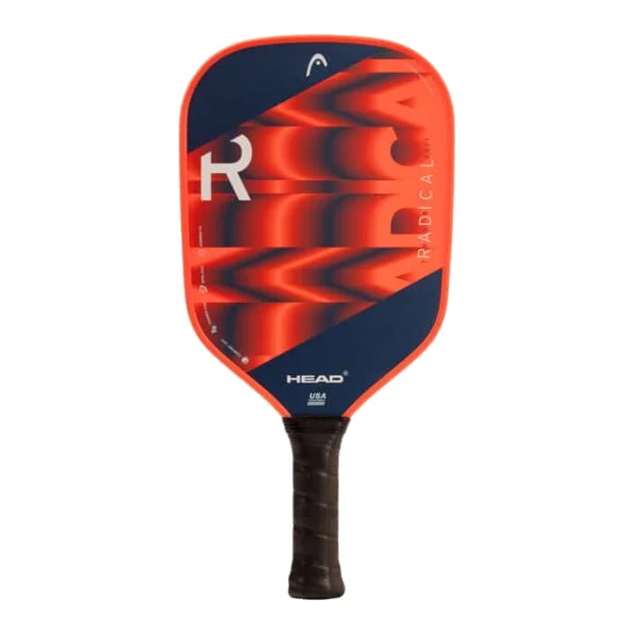 De HEAD Radical Tour Grit 2024 pickleball paddle met een donkerblauw, grijs en wit design, liggend op een pickleballbaan