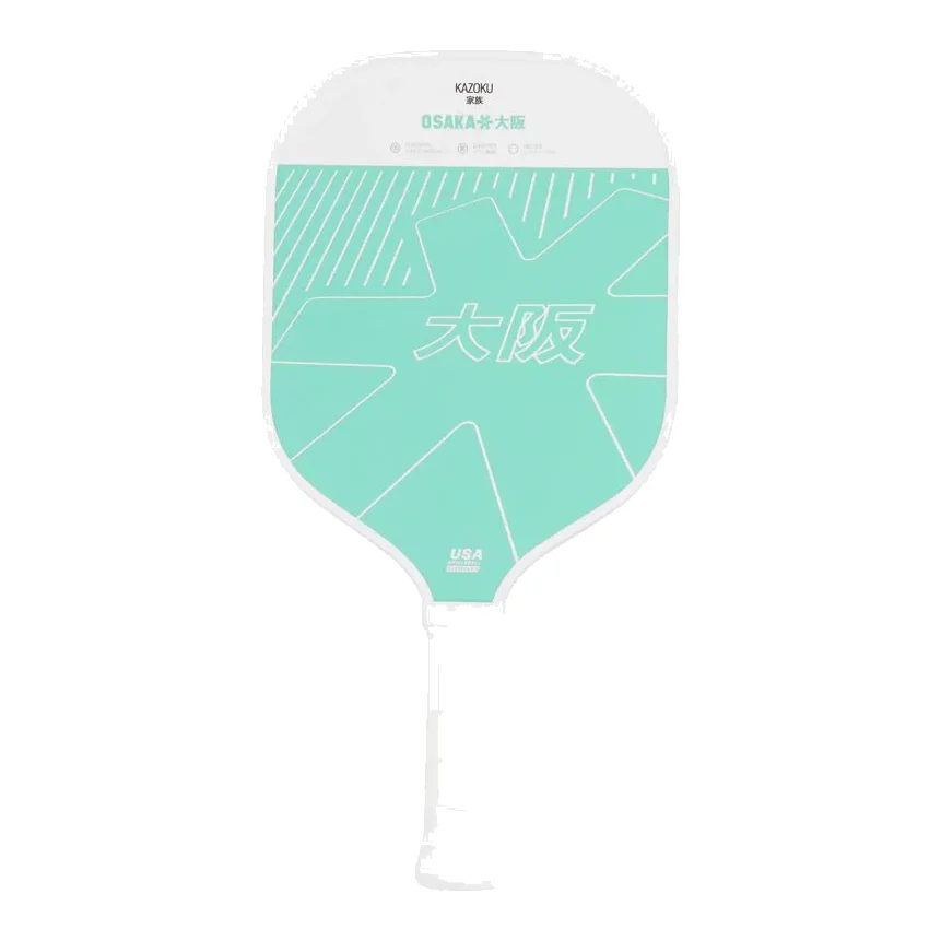 Osaka Kazoku Aqua pickleball paddle in aqua blauw met een zwarte grip, liggend op een pickleballbaan