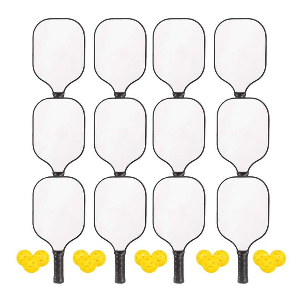 Overzicht van het Pickleball Schoolpakket met 12 witte paddles en 16 gele of groene pickleballen op een sportveld.