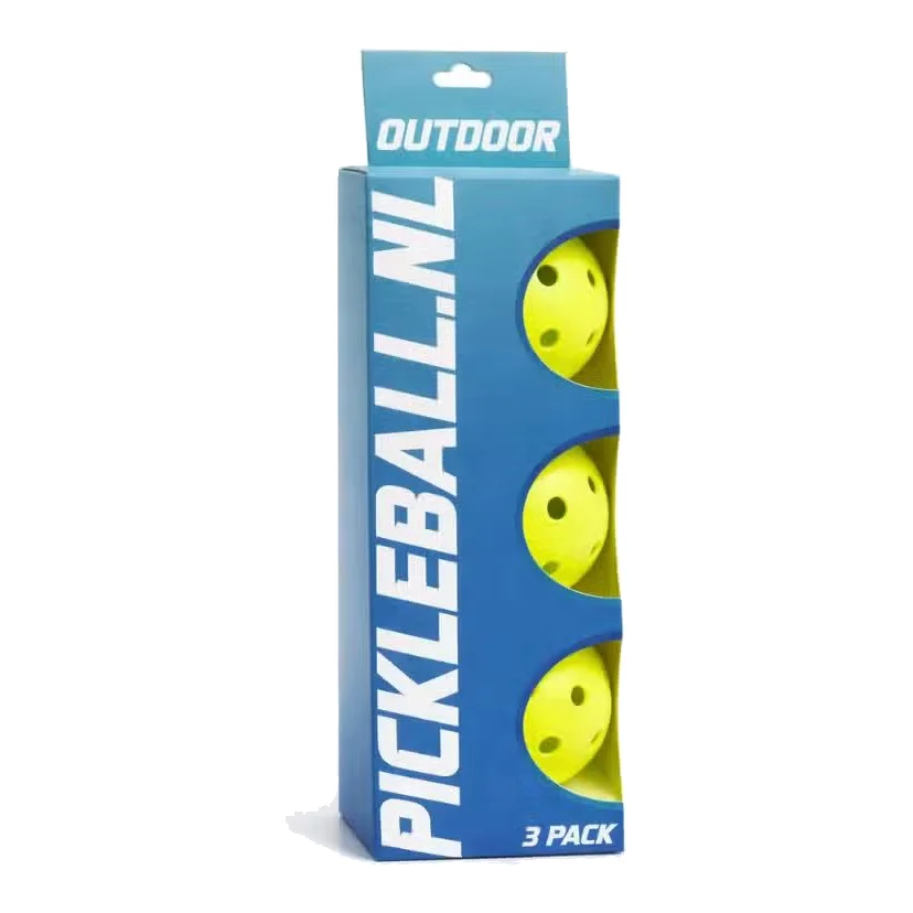 Drie felle gele pickleball ballen, perfect gestapeld voor buiten gebruik, tegen een heldere achtergrond.