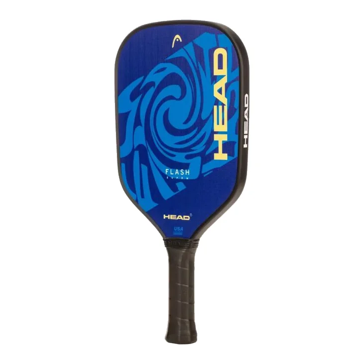 De HEAD Flash SUPRM pickleball paddle, in een felgroene kleur, klaar voor gebruik op de pickleballbaan.