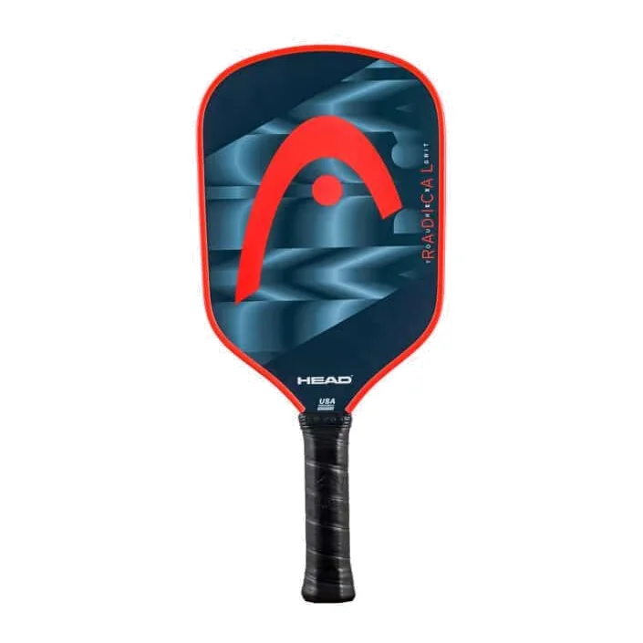 De langwerpige HEAD Radical Tour EX Grit 2024 pickleball paddle met een donkerblauw-oranje design, liggend op een pickleballbaan