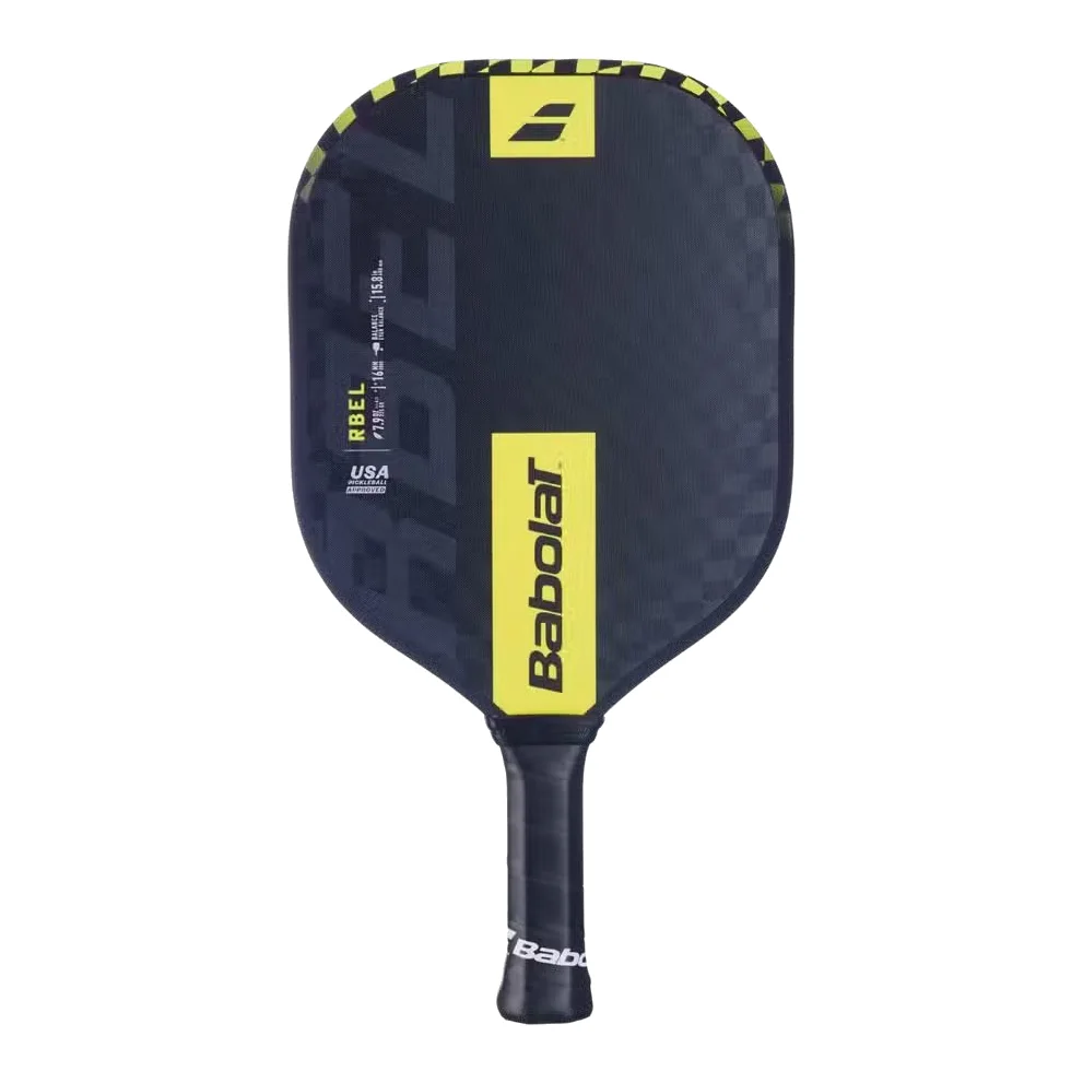 De Babolat RBEL pickleball paddle, zwart met gele accenten, liggend op een pickleballveld