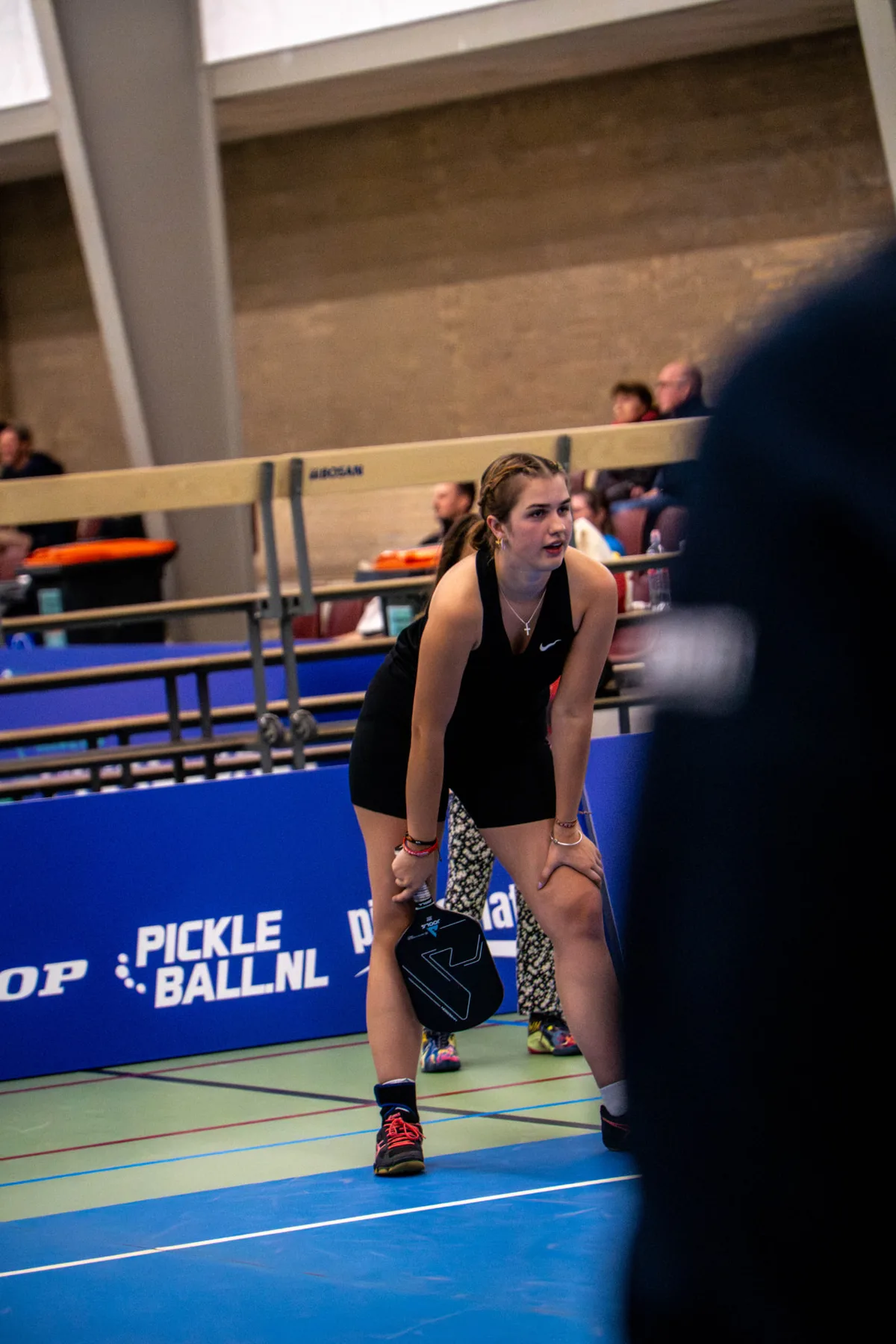 Jonge speelster met pickleballpaddle tijdens een jeugdtoernooi van Pickleball.be