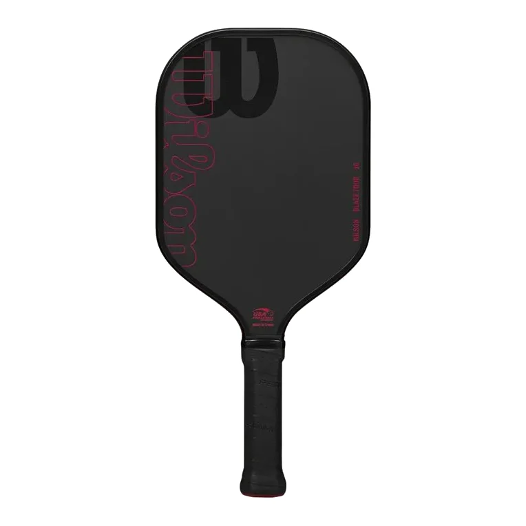 De Wilson Blaze Tour 16 Pickleball Paddle met een verlengde vorm en ruw carbon oppervlak, afgebeeld op een neutrale achtergrond.
