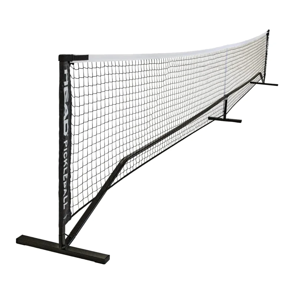 HEAD Portable Pickleball Net, opgesteld op een sportveld, met de juiste afmetingen en een stevig stalen frame en nylon net.