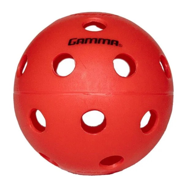 Set van drie rode Gamma pickleball ballen, geschikt voor indoor gebruik, liggend op een lichte achtergrond