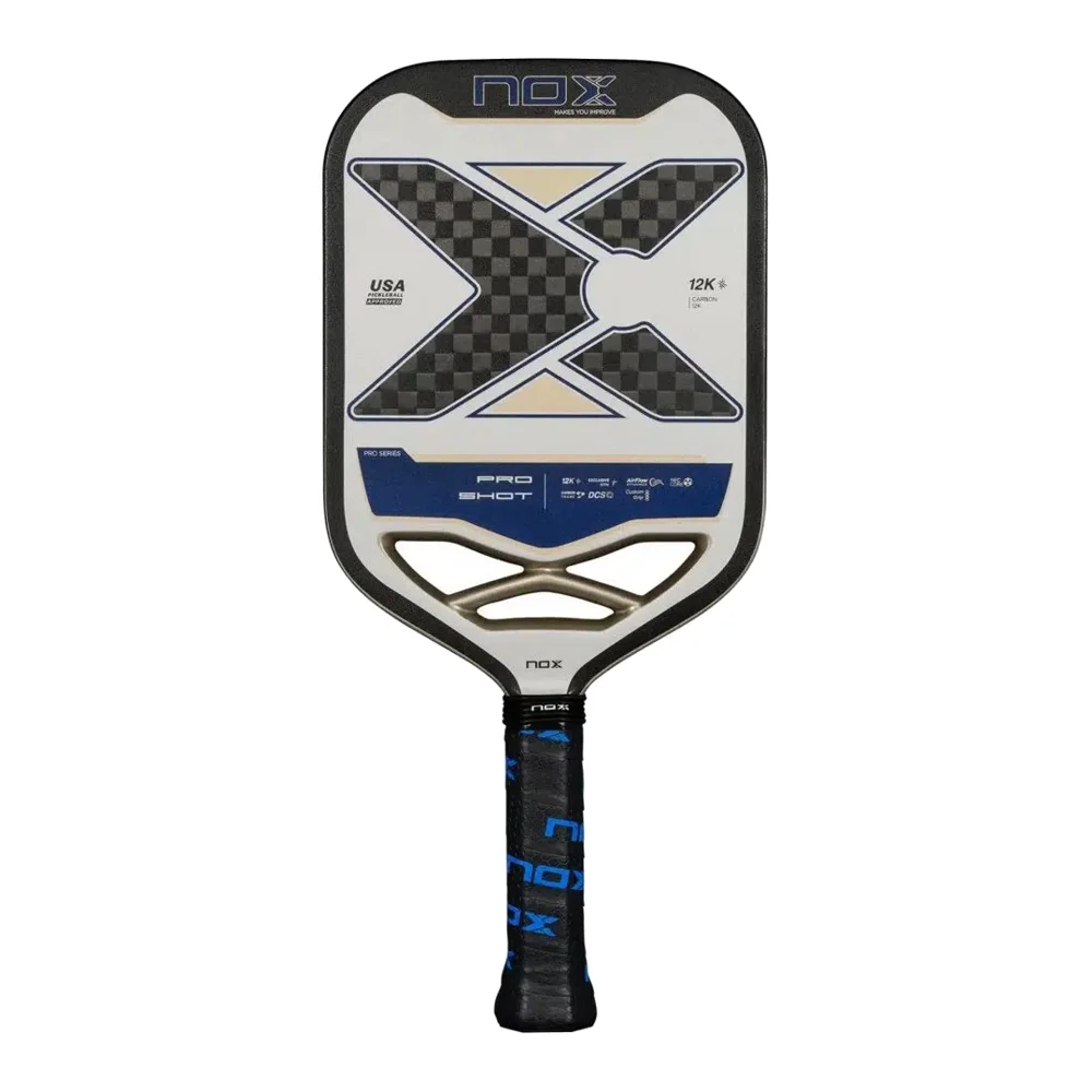 Nox Pro Shot Pickleball Paddle met een grijs en zwart design, liggend op een pickleballbaan
