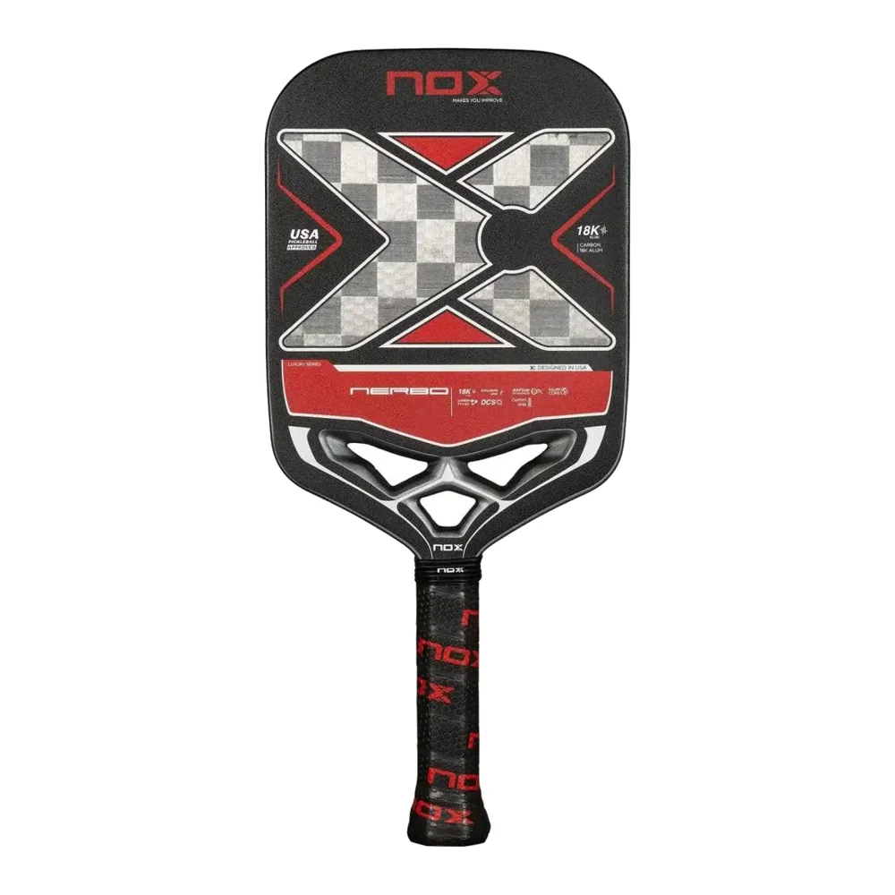 Nox Luxury Nerbo Pickleball Paddle met oranje en blauwe details, klaar voor actie op de pickleballbaan.