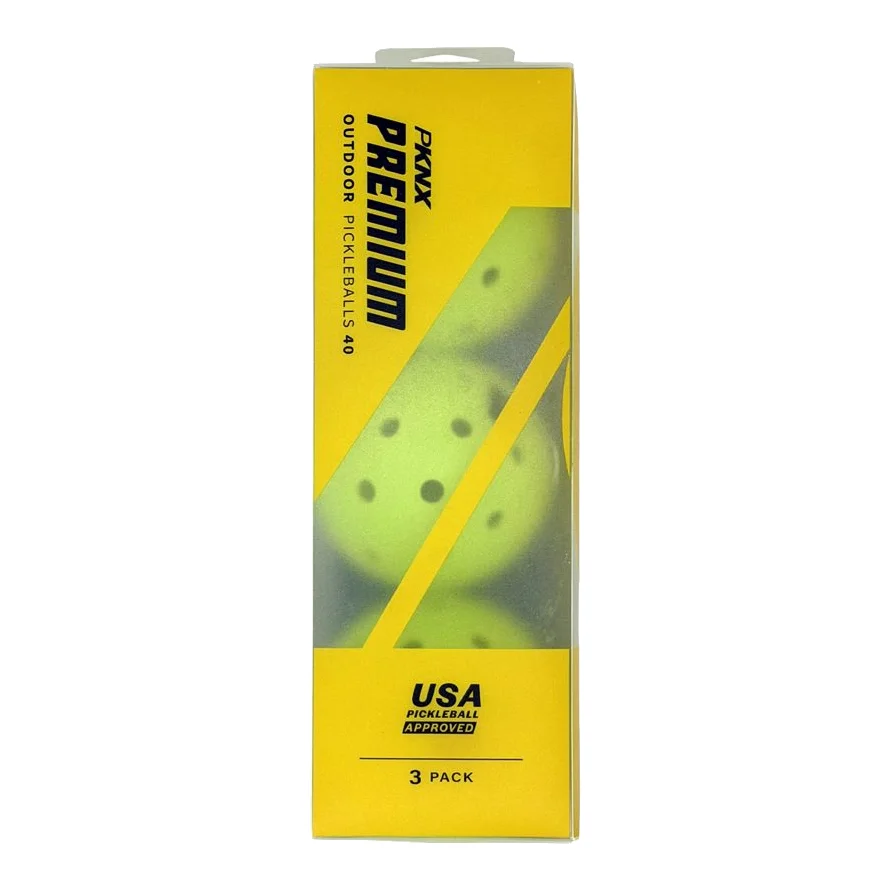 Set van heldergele ProKennex outdoor pickleball ballen met 40 gaten, ideaal voor buitengebruik op een pickleballbaan.