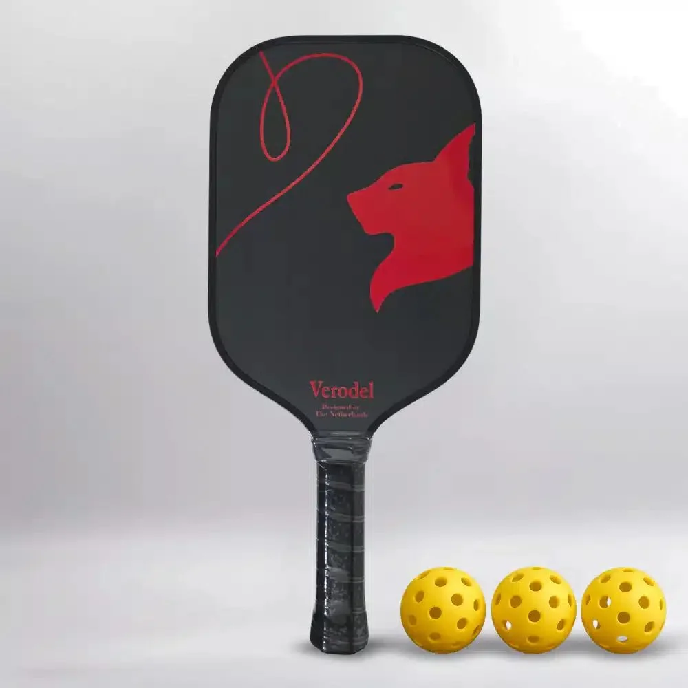 Rood en zwart Verodel CRIMSON PREMIUM pickleball paddle met carbon textuur op een neutrale achtergrond.