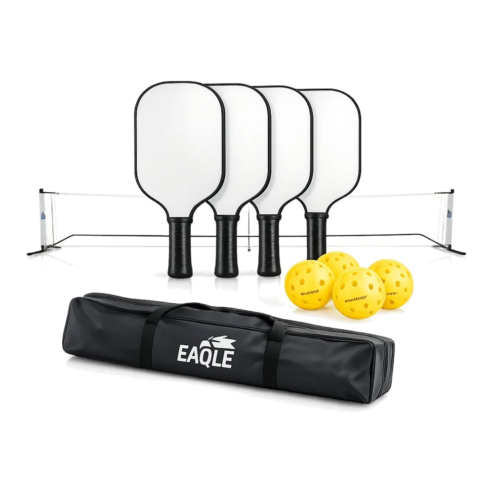 Een compleet pickleball startpakket met vier witte rackets, zes groene indoorballen en een zwart, draagbaar net in een sportzaal.