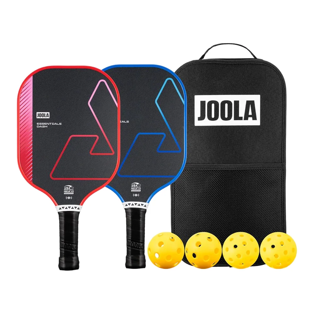 De Joola Dash Pickleball Set met twee blauw-roze paddles, vier gele ballen en een zwarte draagtas, klaar om te spelen.