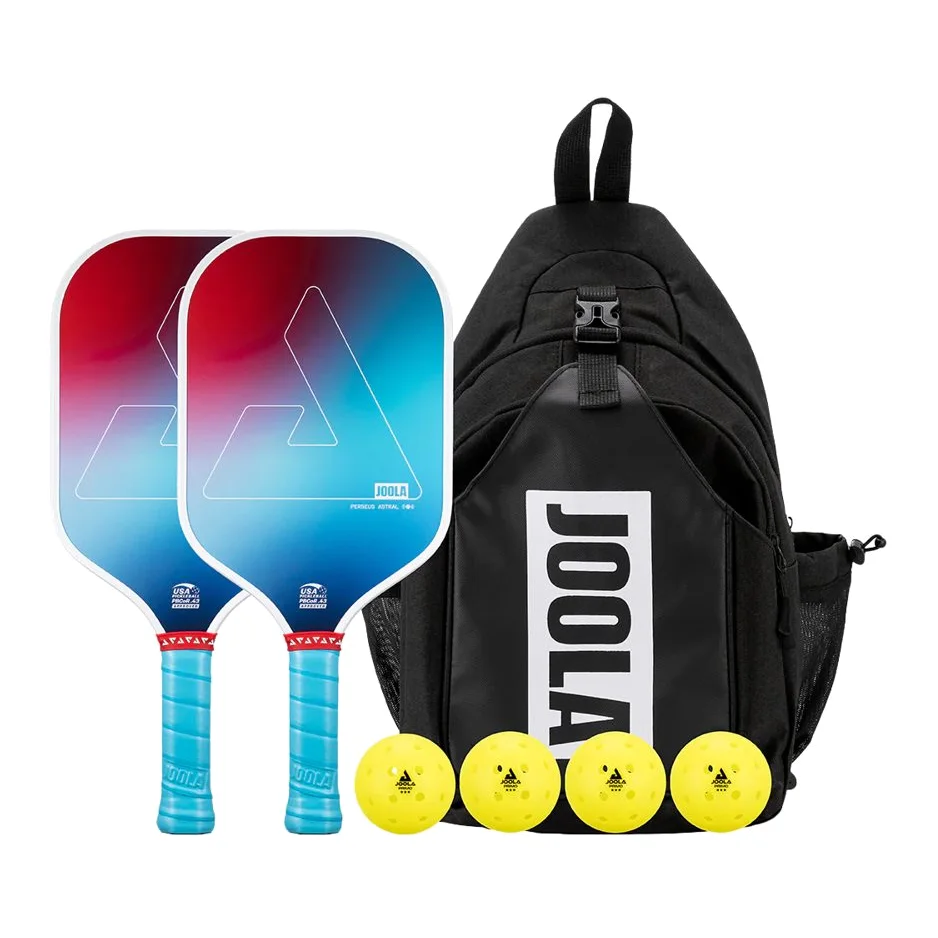 De Joola Astral Pickleball Set met twee paddles, vier ballen en een draagtas, klaarliggend voor gebruik op een pickleballbaan