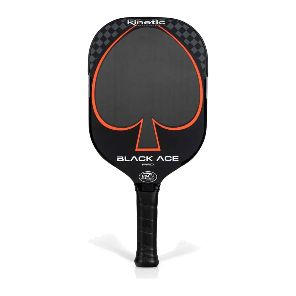 Zwarte ProKennex Black Ace Pro pickleball paddle met een strak, randloos ontwerp en een gele streep over het handvat.