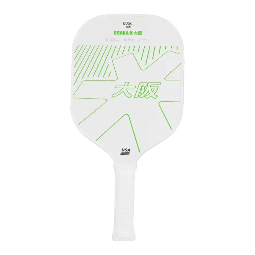 De Osaka Kazoku Pickleball Paddle in een gestroomlijnd, modern design, klaar voor actie op de baan.