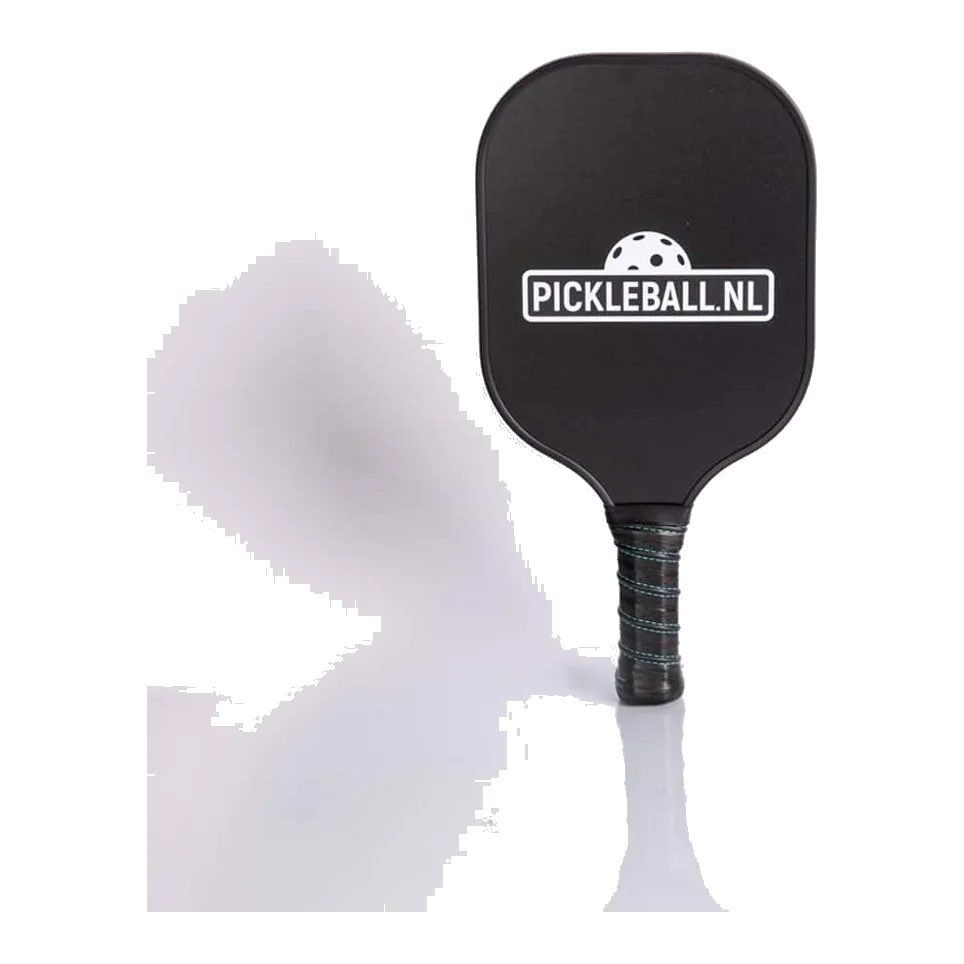 Zwarte Pickleball.nl paddle met contour grip en flush-fit bumper op een pickleballveld