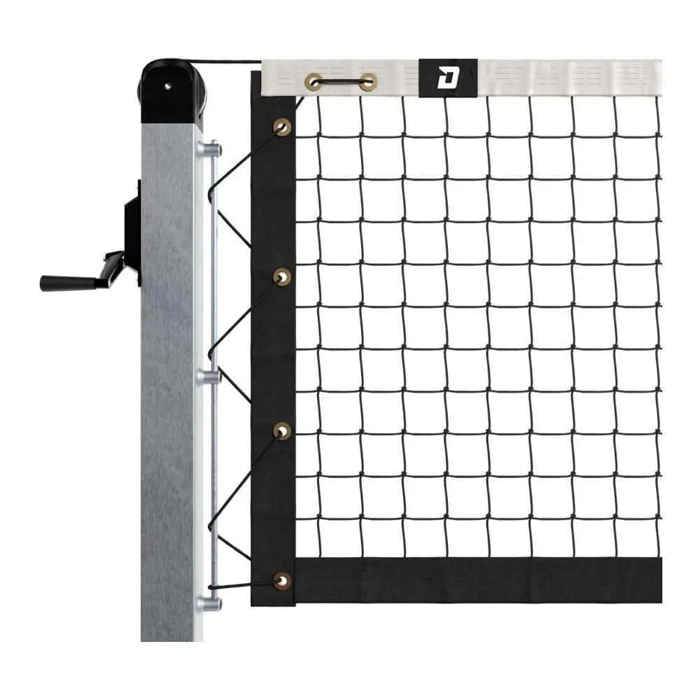 Professioneel permanent pickleball netsysteem van Dominator, gemonteerd op een betonnen ondergrond, met een strak gespannen net.