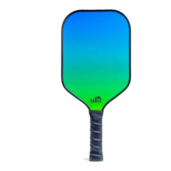 Groene Eaqle Power pickleball paddle met lange grip, klaar voor gebruik op de pickleballbaan.