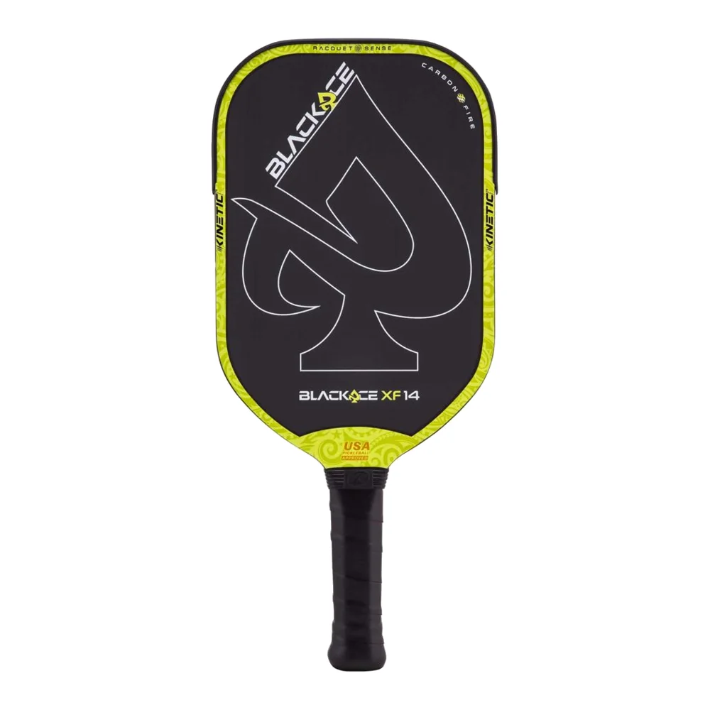 Close-up van de zwarte ProKennex Black Ace XF 14 pickleball paddle met carbonvezel textuur en rode accenten
